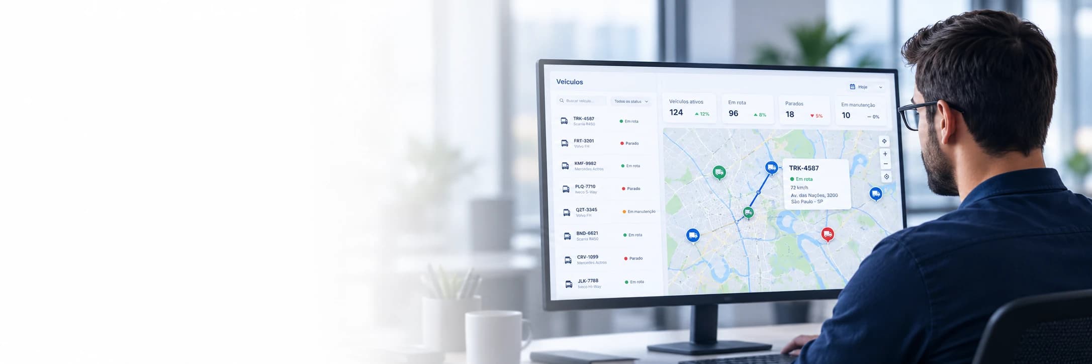 Gestor de frota analisando painel com mapa, lista de veículos e indicadores em tempo real
